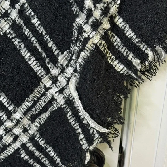 Marcus Adler New York Shawl Wrap Scarf Soft Woven Fringe Black White One Size - Picture 7 of 8